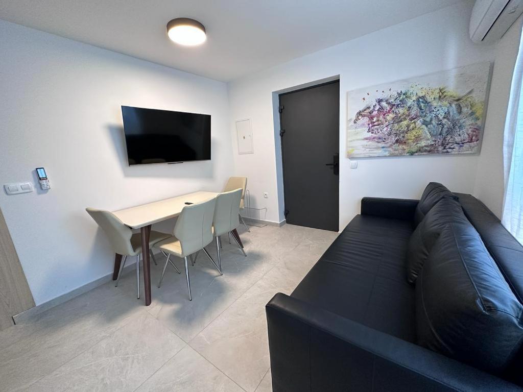 Luxury Apartments Marty Malinska Buitenkant foto